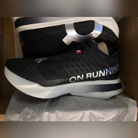 On Running Sneakers Cloudboom Strike 7.5 Women - Picture 4 of 13